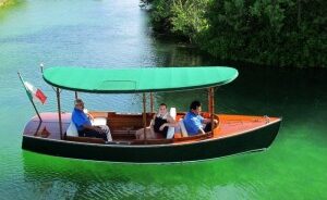 Trouvé de 5,8 metros de Budsin Electric Boats sobre el lago son ideales como taxis acuáticos.