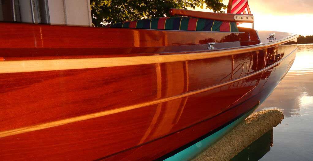 Barco Eléctrico Budsin en madera hecho a mano en la ciudad costera de Marshallberg en Carolina del Norte