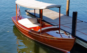 Bote Eléctrico Lightning Bug de 4,6 metros de Budsin Electric Boats con toldo blanco.