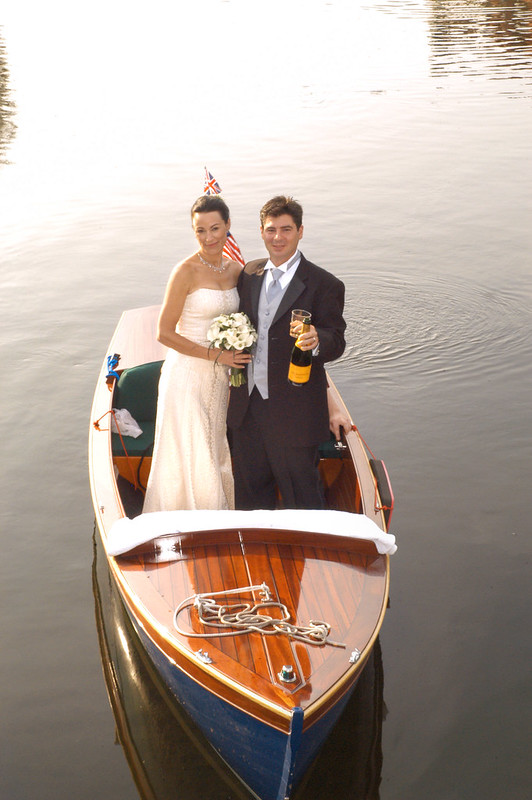 Pareja de novios en el Bote Eléctrico Lightning Bug de 4,6 metros de Budsin Electric Boats.