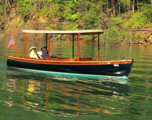 Lancha Eléctrica Phantom de 6,7 metros de Budsin Electric Boats navegando por el lago.